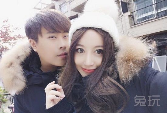 好在真爱粉还是不在少数的,虽然从画风上来看,UU和她的Gay蜜似乎看上去更搭一点,但普遍粉丝都认为,还是UU和55开的同屏画风才是最舒服的。所以如果是真祝福他俩的话,也不要去打扰他们共同的朋友了,更不要拿一些词去开玩笑。都2016年了,十几岁的都能和七十多岁的谈恋爱,那些追求真爱的人又何错之有?